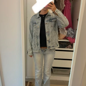 jeansjacka med coolt tryck -  jeansjacka med cool målning där bak! Väldigt cool men vågar inte bära själv. Den är från unique you unique denim och är i storlek S 
