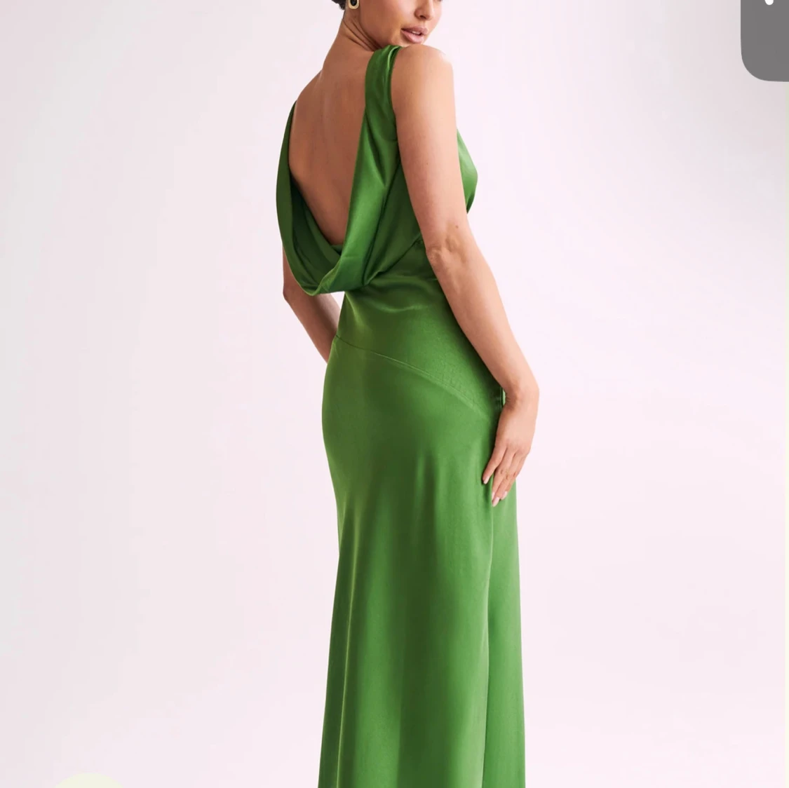 Grön långklänning i satin från meshki - 1