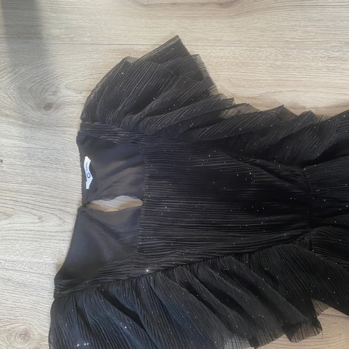 Svart glittrig byxdress med volanger - 1