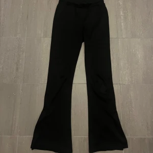 Utsvängda leggings  - Sköna och fina leggings med slits som passar till det mesta! Är i petite storlek, jag är 158 cm lång och dessa passar perfekt till längden. Låg till medelhög midja.  Mycket fint skick!