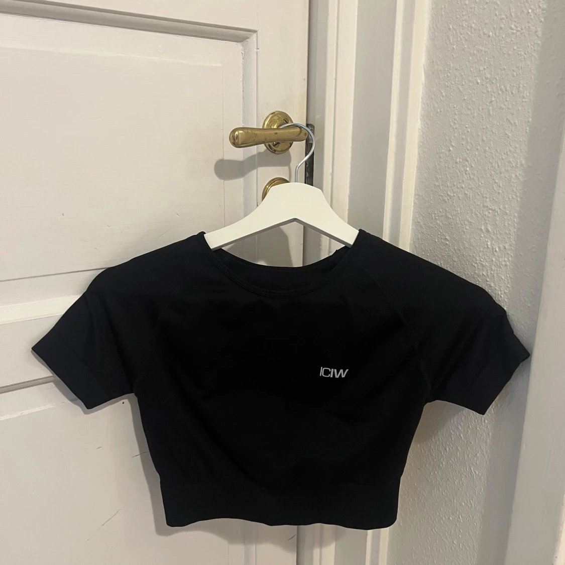 Svart croppad träningstopp från ICANIWILL - 2