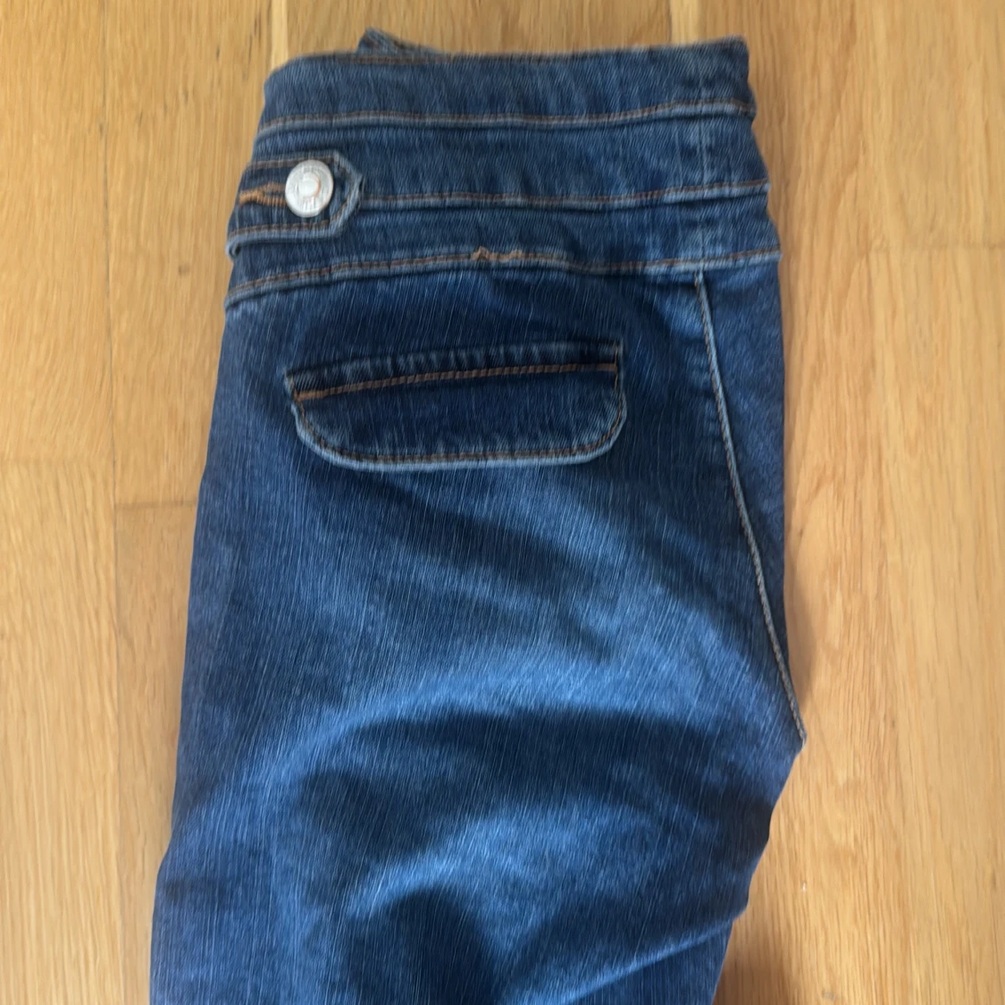 Blå bootcut jeans med medelhög midja - 2