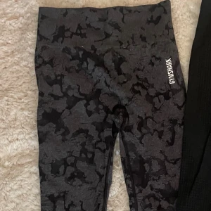 Gymshark Adapt Camo seamless leggings - Snygga svarta leggings från Gymshark med mörkgrått camouflage-mönster, hög midja och scrunch i rumpan. 