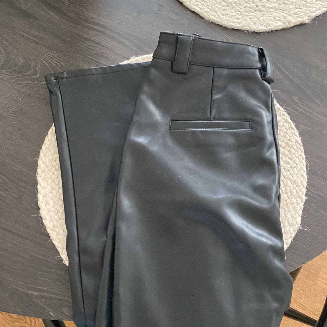 Svarta bootcut byxor i skinn från NA-KD - 3