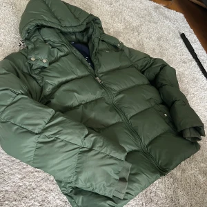 pufferjacka från Gant - Tjena! Sånljer en riktigt varm o go Pufferjacket från gant! Perfekt nu till vintern och hösten🍁❄️ jackan är i bra skick utan hål och lagningar! Nypris 2100 kr, mitt pris 900 kr! Pris kan diskuteras och har ni frågor så bara hör av er🤝🤝 
