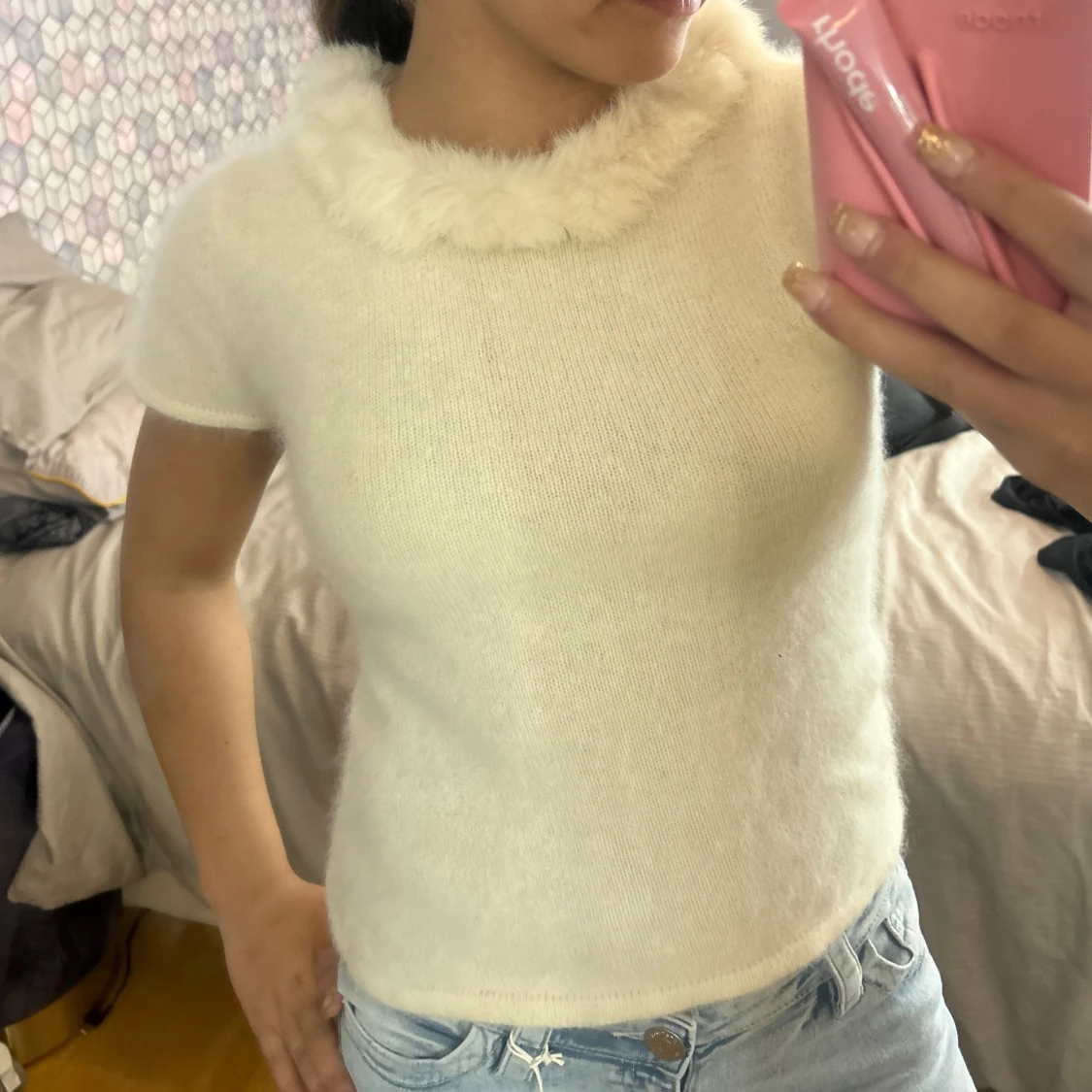 Vit stickad tröja med fuskpälskrage - 1