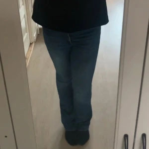 Blå bootcut jeans - Snygga blå jeans med bootcut passform. Har ett hål vid ena sidan men inget som inte går att fixa🥰 längden är 36, och jag är 180 som referens 