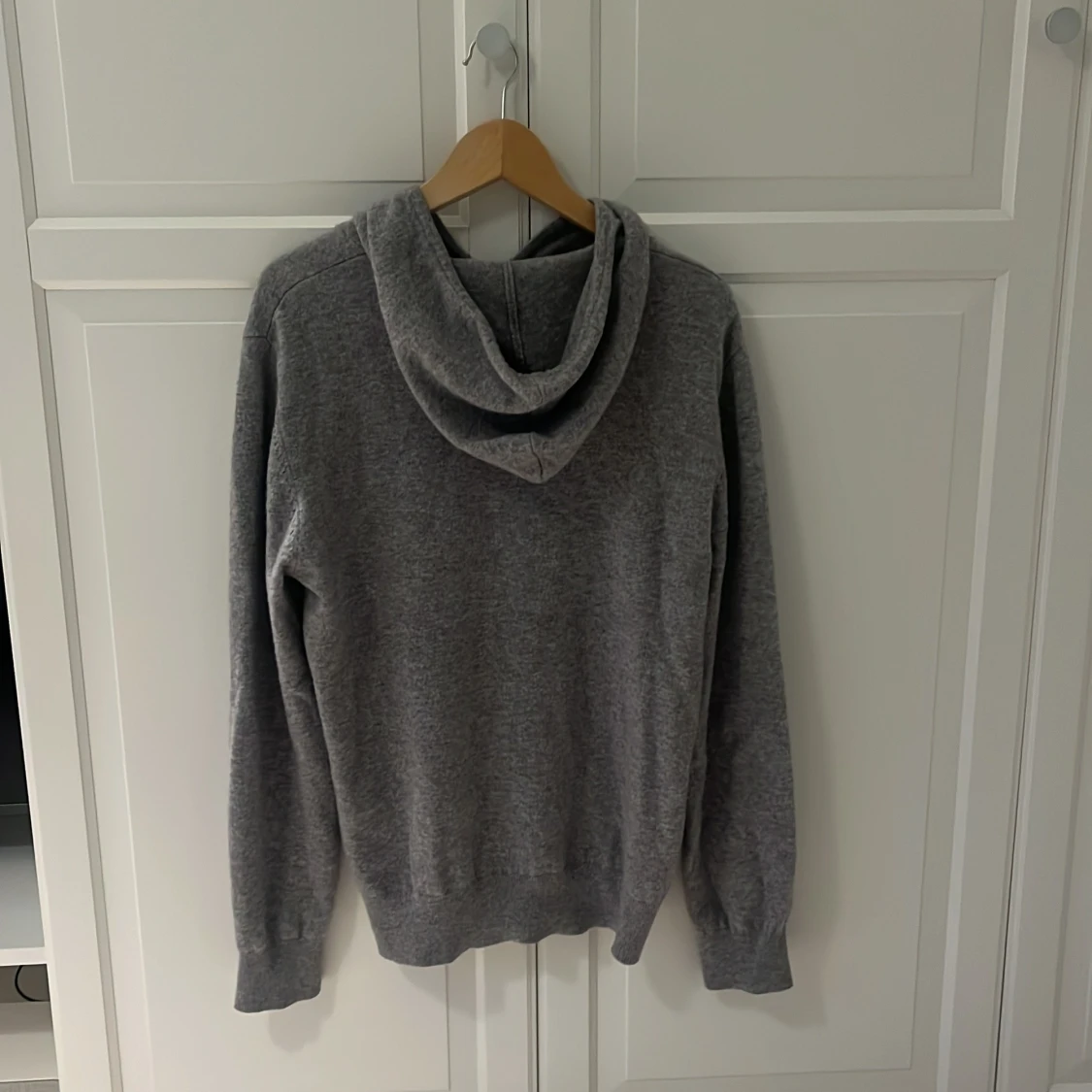 Grå cashmere hoodie från Sayless  - 1