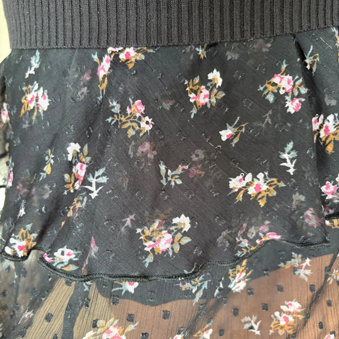 Svart volang kjol med rosa blommor - 2
