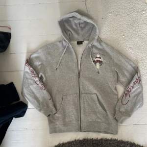 Ed Hardy zip hoodie  - Helt helt o använd ed Hardy  zip hoodie 10/10 skick köpte för runt 800-900 och kan tänka mig sänka priset 550kr kr pris kan diskuteras säljer för använder inte sån stil längre  