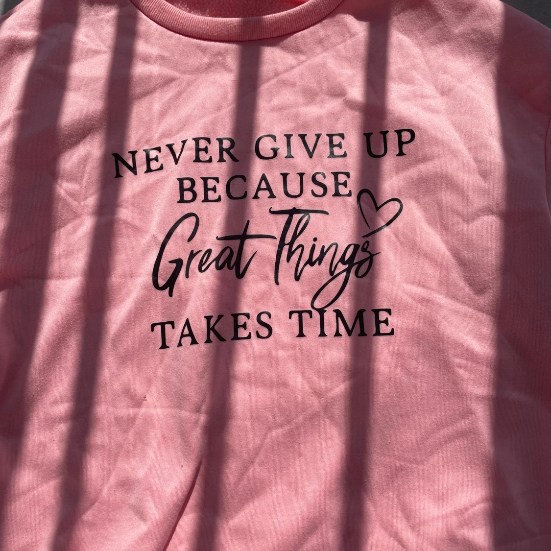 Rosa sweatshirt med texttryck - 1