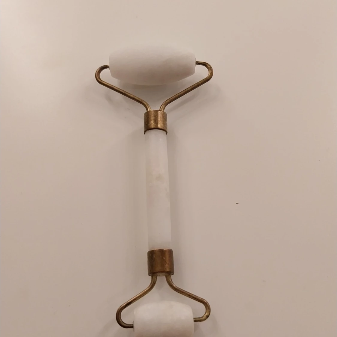 Vit ansiktsroller i sten