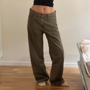 Olivgröna wide jeans från BDG - olivgröna jeans från BDG i modellen Skate Fit. De har en loose och wide passform med raka ben och har låg midja. Köpta på urban outfitters ”herravdelning”.  