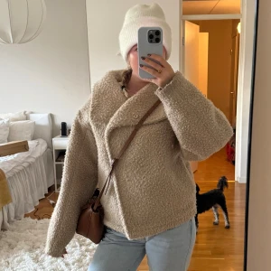 Beige teddyjacka/kappa från Gina Tricot, perfekt höstjacka - Så snygg beige teddyjacka/kappa i beige färg! Stl XS, säljer då jag behöver rensa bland mina jackor🌸 supersnygg till höst/vinter. Fint skick trots endel använd. Slutsåld, nypris 599:-