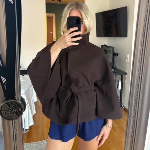 Cape jacka från Ginatricot - Helt oanvänd jacka i storlek XS/S. Såå fin nu till hösten 🍂🍂  Säljer pga att jag köpte två olika färger