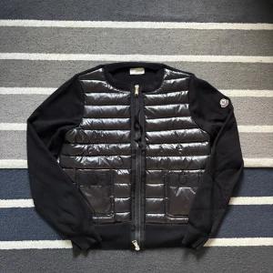Moncler Cardigan - dam - Tjena! Säljer nu denna feta moncler Caridganen. Väldigt fint skit, och inga skador eller så. Medföljer OG taggar. Storlek S kan pass XS eller M beroende på vikt och längd. Vid mer frågor kontakta gärna! Mvh Adam