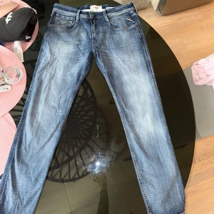 Replay Anbass blå jeans slim fit - Säljer ett par oanvända Replay Anbass jeans Slim fit-modell strl 32/32. Enbart testade Nypris 1799:-
