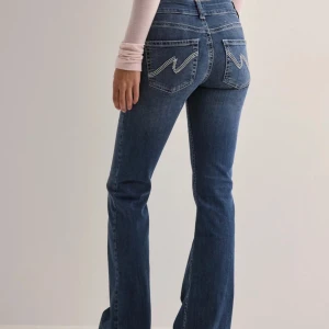 Nelly Low waist jeans  - Super snygga jeans från Nelly använda några gånger men ingen skada💗 