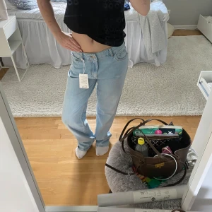 Ljusblå raka jeans low waist - Jättesnygga low waist jeans från NA-KD. Säljer då de tyvärr är lite för stora för min smak! Helt nya, fick hem dom idag!