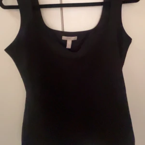 Svart linnetopp från H&M - En  svart linnetopp från H&M. Enkel att  designa med  många olika stilar. Storlek S. Priset går även och diskuterars 