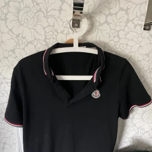 Moncler pikétröjor svart & vit - Moncler pike säljes då jag inte använder dom. Köp båda för 900 eller 1 för 450