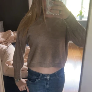 Brun stickad tröja  - Snygg stickad tröja. Vet ej vart jag köpt denna men använder den inte så därför säljer ja den. Den är i mycket bra skick.