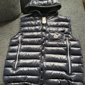 Moncler väst  - Säljer denna moncler väst som är storlek 3 den är använd 3 gånger så den är som helt ny. Säljer den för jag söker en annan färg 
