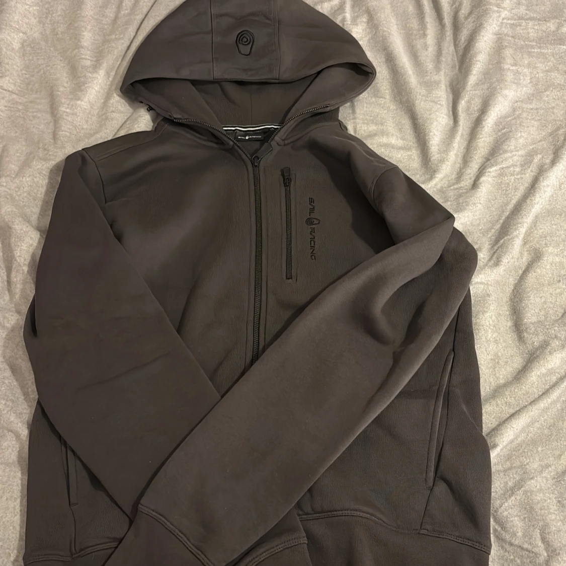 Svart hoodie från Sail Racing M