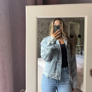Ljusblå jeansjacka - Säljer en ljusblå jeansjacka som inte kommer till användning mer. Den är lite oversized i modellen💕