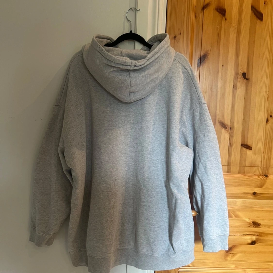 Grå hoodie från Anine Bing - 2