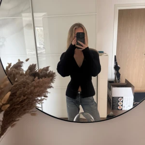 Svart kofta med knappar  - Säljer denna trendiga kofta från Gina Tricot i storlek XS. Har endast testat och aldrig använt. Säljer då den tyvärr inte kommer till användning 