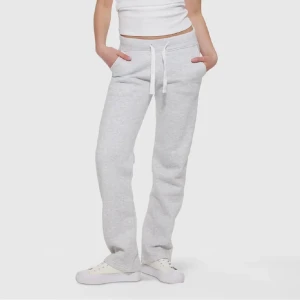 Grå mjukisbyxor med snörning - Säljer mina russemerch byxor som jag köpte för 2 veckor sedan! Använd några gånger men inga defekter. 