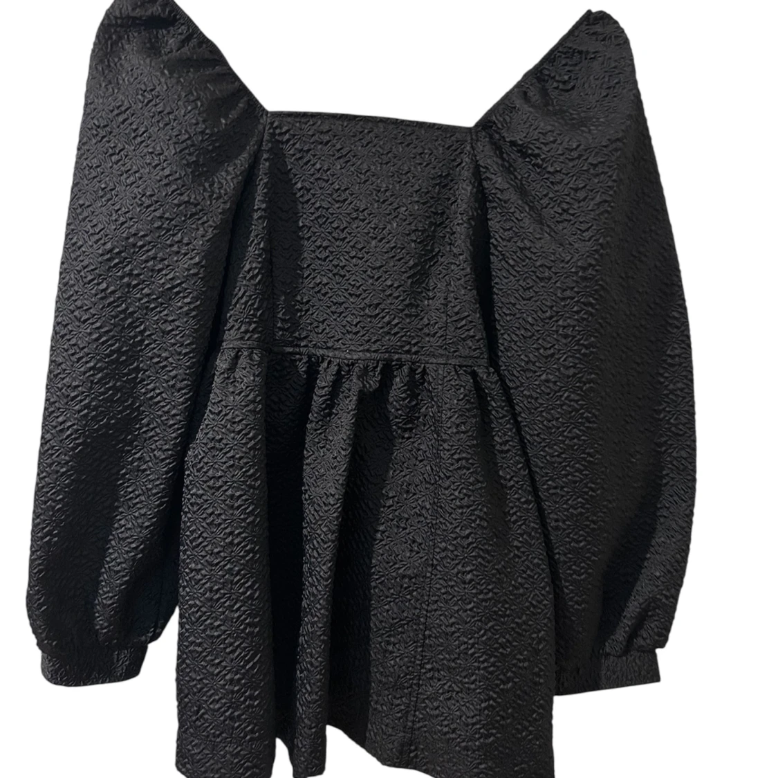 Svart blus med puffärmar och knyt