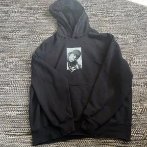 Svart Biggie Smalls hoodie från H&M - Svart oversized hoodie från H&M med tryck av Biggie Smalls på bröstet och texten 'Hypnotize' samt låttext på ryggen. Klassisk huva och magficka, mjuk insida och breda muddar. Perfekt för dig som gillar streetwear och hiphop vibes.