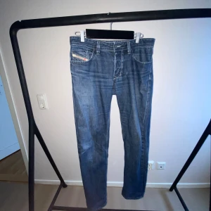 Diesel Larkee blå jeans straight fit 1990-2000 - Säljer ett par klassiska blå Diesel Larkee jeans med straight fit. Jeansen har fem fickor, snygga detaljer på bakfickorna och en liten logga på myntfickan. Tillverkade i slitstarkt denim med normal passform och raka ben.