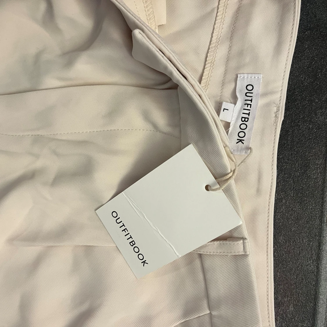 Beiga kostymbyxor från Outfitbook - 1