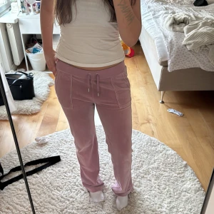 Rosa mjukisbyxor Juicy Couture M - Säljer mina supermjuka rosa mjukisbyxor från Juicy Couture i storlek M. Byxorna är i super bra skick och har använts fåral gånger. De har de klassiska fickorna och är sååå skönta att bara gosa ner sig i!