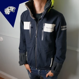 HELLY HANSEN WINDBREAKER - Fet windbreaker/seglarjacka från Helly Hansen | Skick: 7.5/10 (bild 4) | Strl: Passar S | Modellen är 182cm lång | Hör av dig om du undrar någonting!