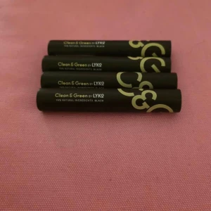 Clean & Green mascara Lyko x4 - Fyra svarta Clean & Green mascara från Lyko med 94% naturliga ingredienser. Snygg, matt svart tub med ljusgrön text och stilren design. Perfekt för dig som vill ha naturliga ingredienser och markerade fransar. 