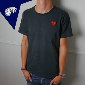 CDG T-SHIRT - Riktigt snygg T-shirt från Comme des Garçons | Skick: 8.5/10 | Strl: Passar M | Modellen är 182cm | Hör av dig om du undrar någonting!