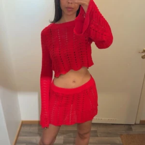 Röd stickad kortkjol - Lxa sett, kjolen i M och toppen i S. nyskick 