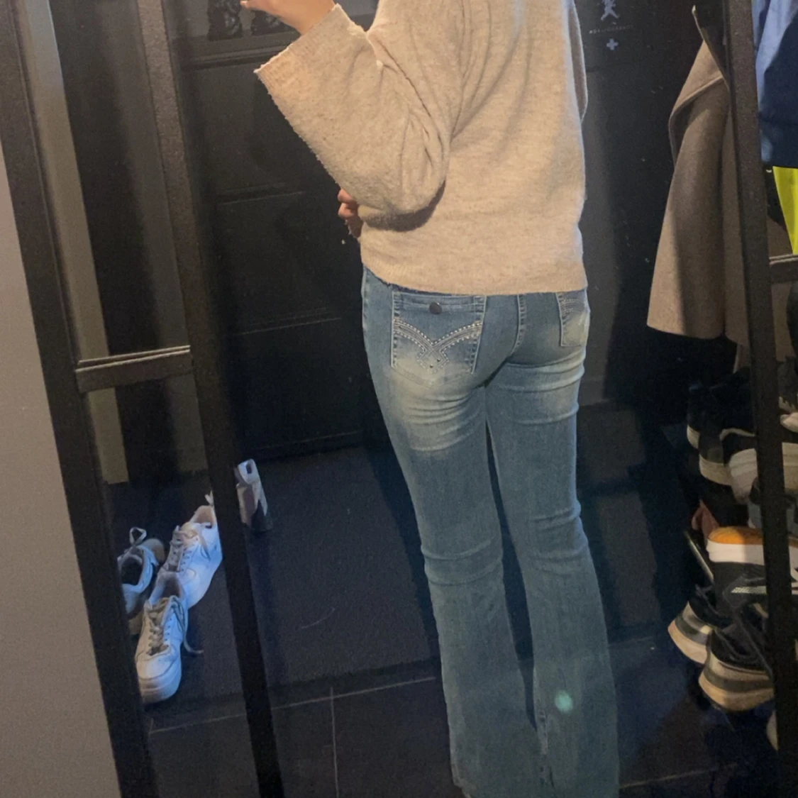 Blå bootcut jeans med broderade fickor - 1