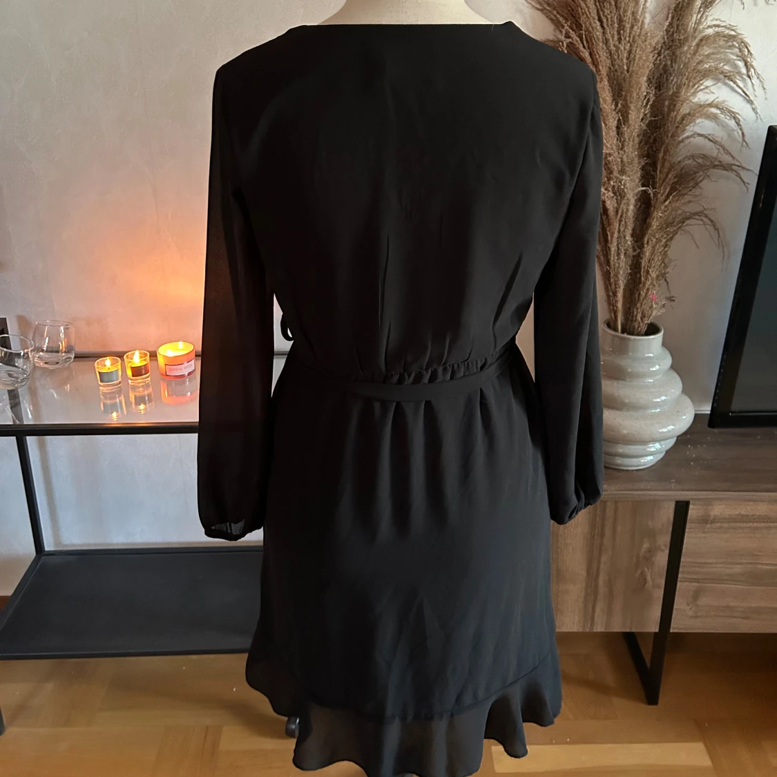 Svart omlottklänning med volang - 2