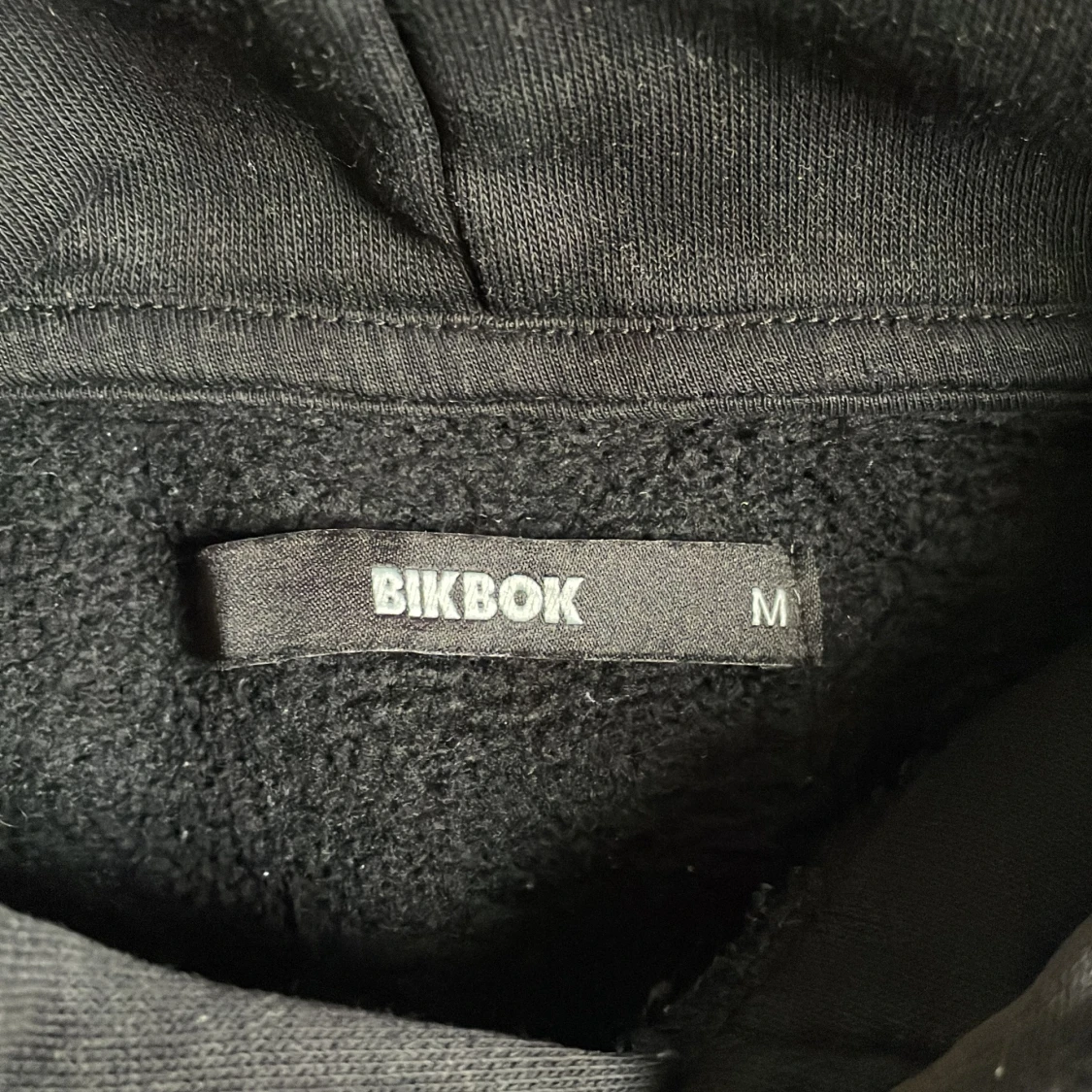Svart hoodie från BikBok med huva - 2