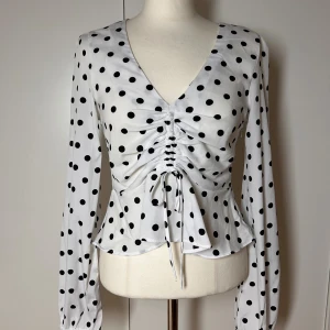 Prickig blus bikbok  - Svartvit prickig blus från bikbok i storlek xs. Passar även s.  Köp sker via köp nu, jag postar inom 24h. Kvar tills markerad såld 