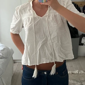 Vit blus med knytband och kort ärm - Så söt vit blus!!
