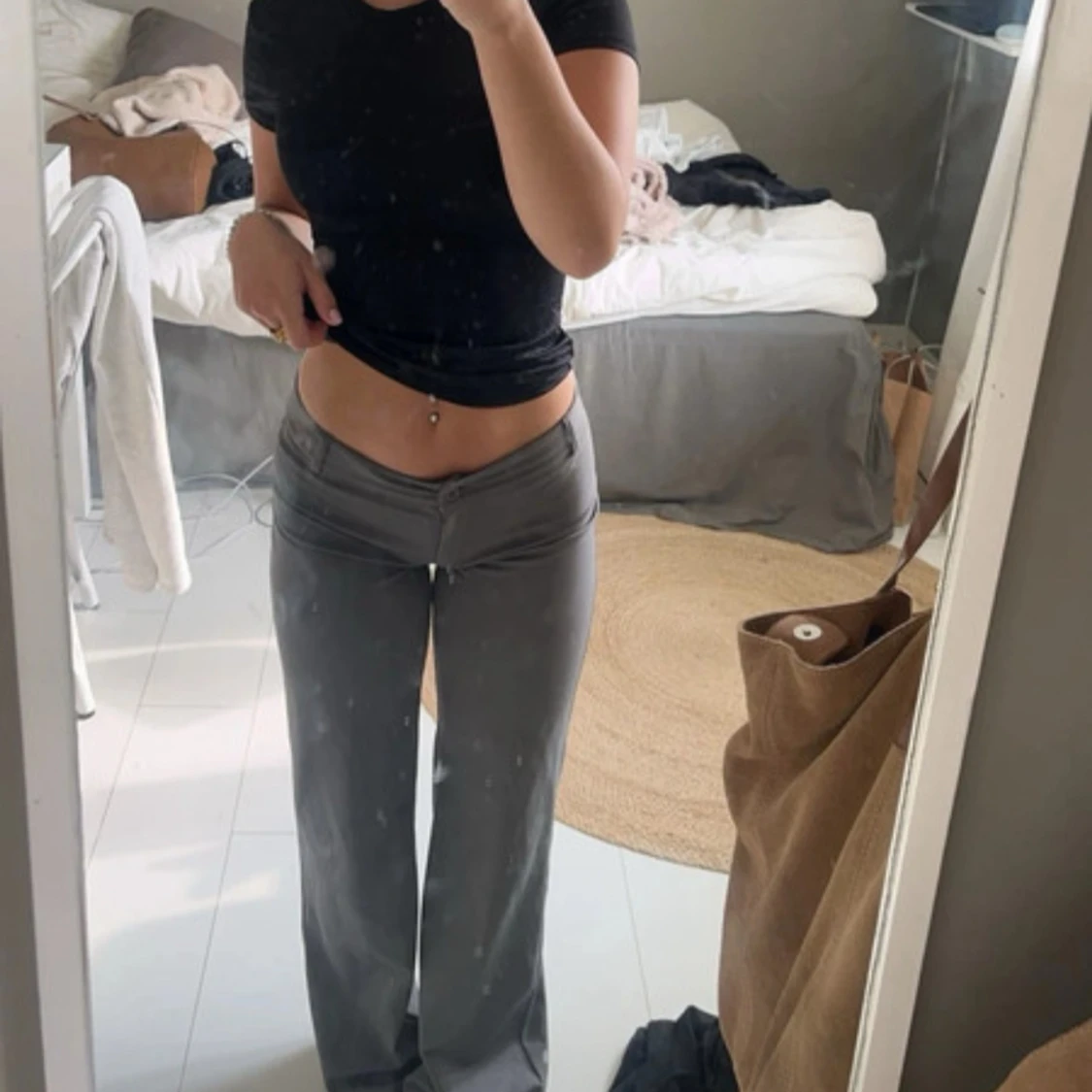 Gråa lågmidjade kostymbyxor från Nelly