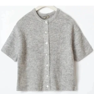 kortärmad kofta - säljer min gråa kortärmade kortärmade kofta från gina tricot. den kommer tyvärr aldig till andvändning. kom privat för mer info och bilder🥰