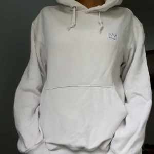 Hov1 hoodie - Intressekoll på min fina Hov1 hoodie som tyvärr inte kommer till användning. Har klippt bort snörerna. 