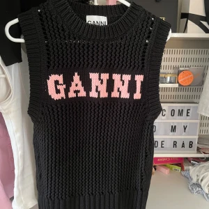 Ganni tröja - Tröja från Ganni, i storlek xs och aldrig använd. Lägg bud! Köpt för ca 2100kr